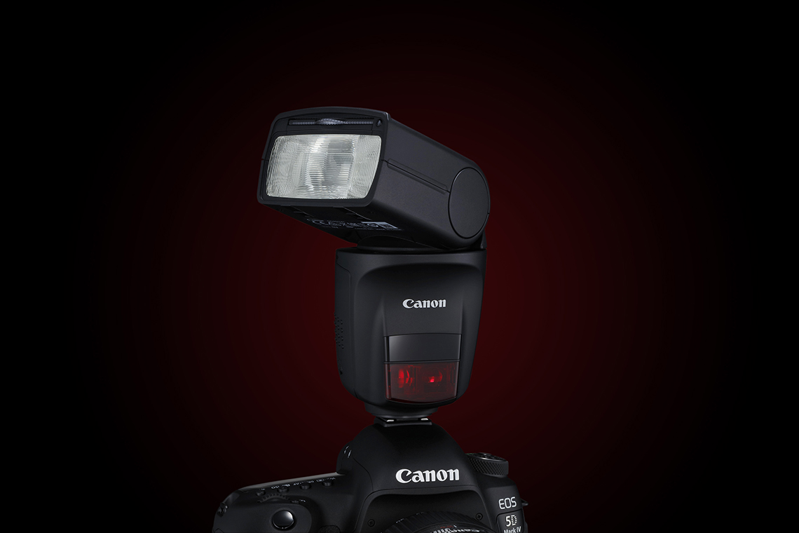 The Canon Speedlite 470EX-AI head can swivel up to 180° left or right.